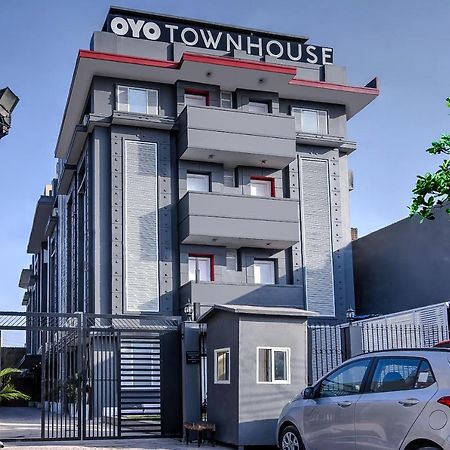 Oyo Townhouse 044 Sector 14 Gurugram Hotel Gurgaon Luaran gambar