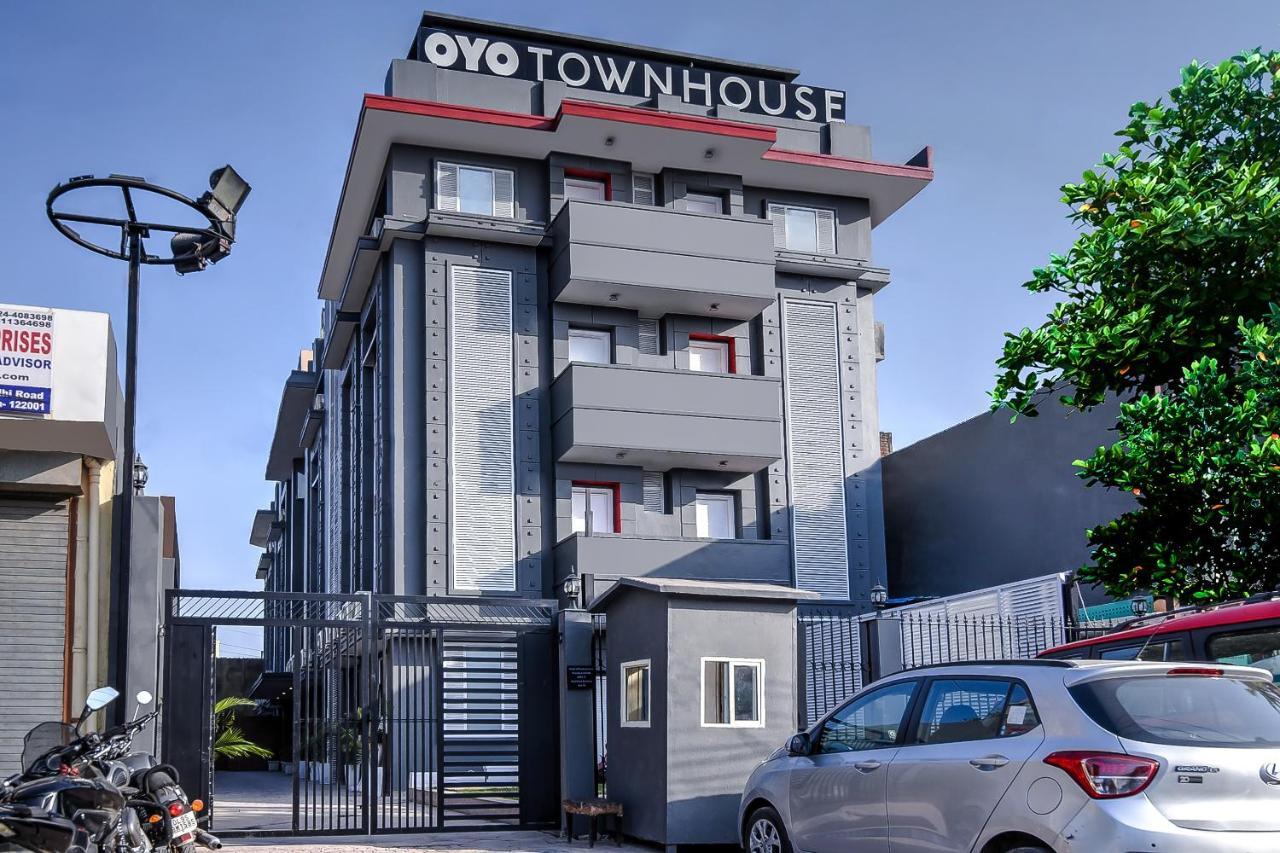 Oyo Townhouse 044 Sector 14 Gurugram Hotel Gurgaon Luaran gambar