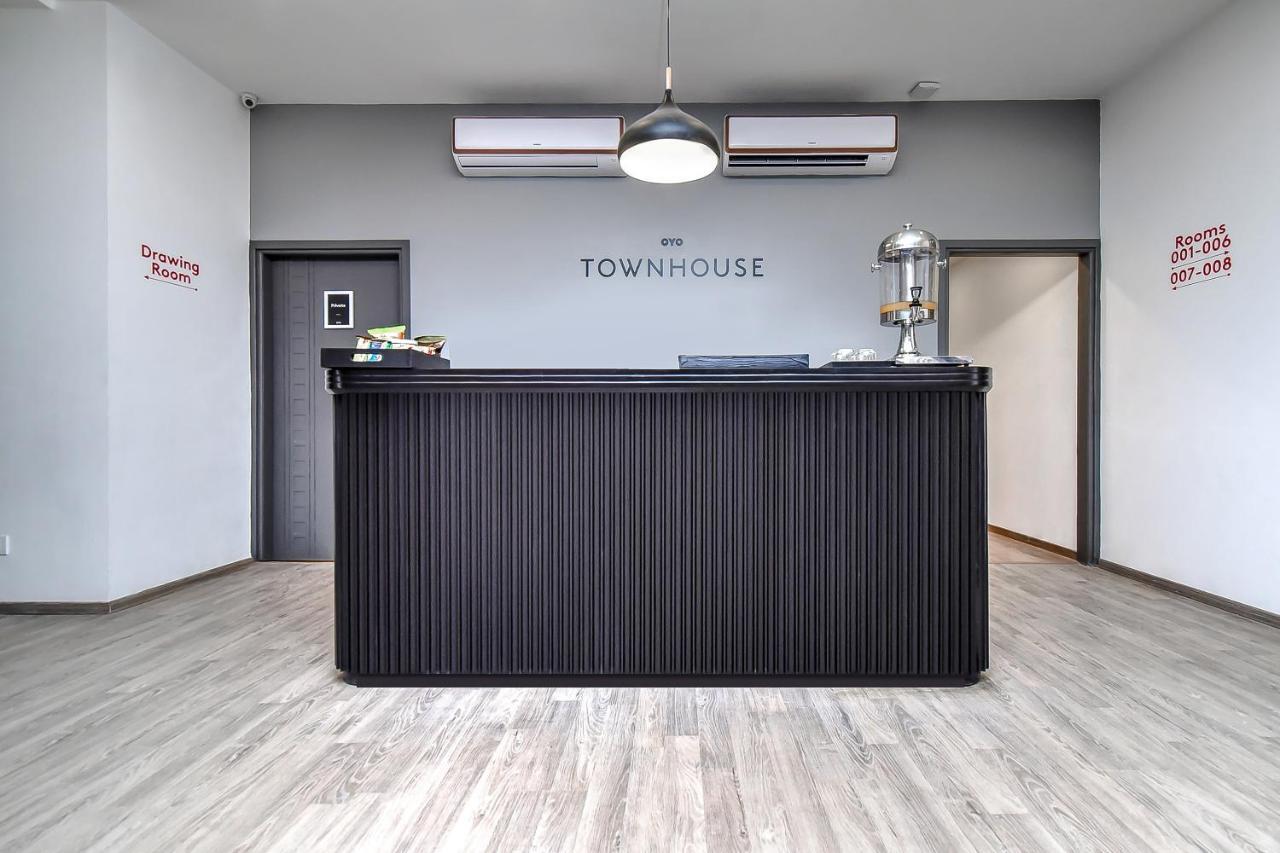Oyo Townhouse 044 Sector 14 Gurugram Hotel Gurgaon Luaran gambar