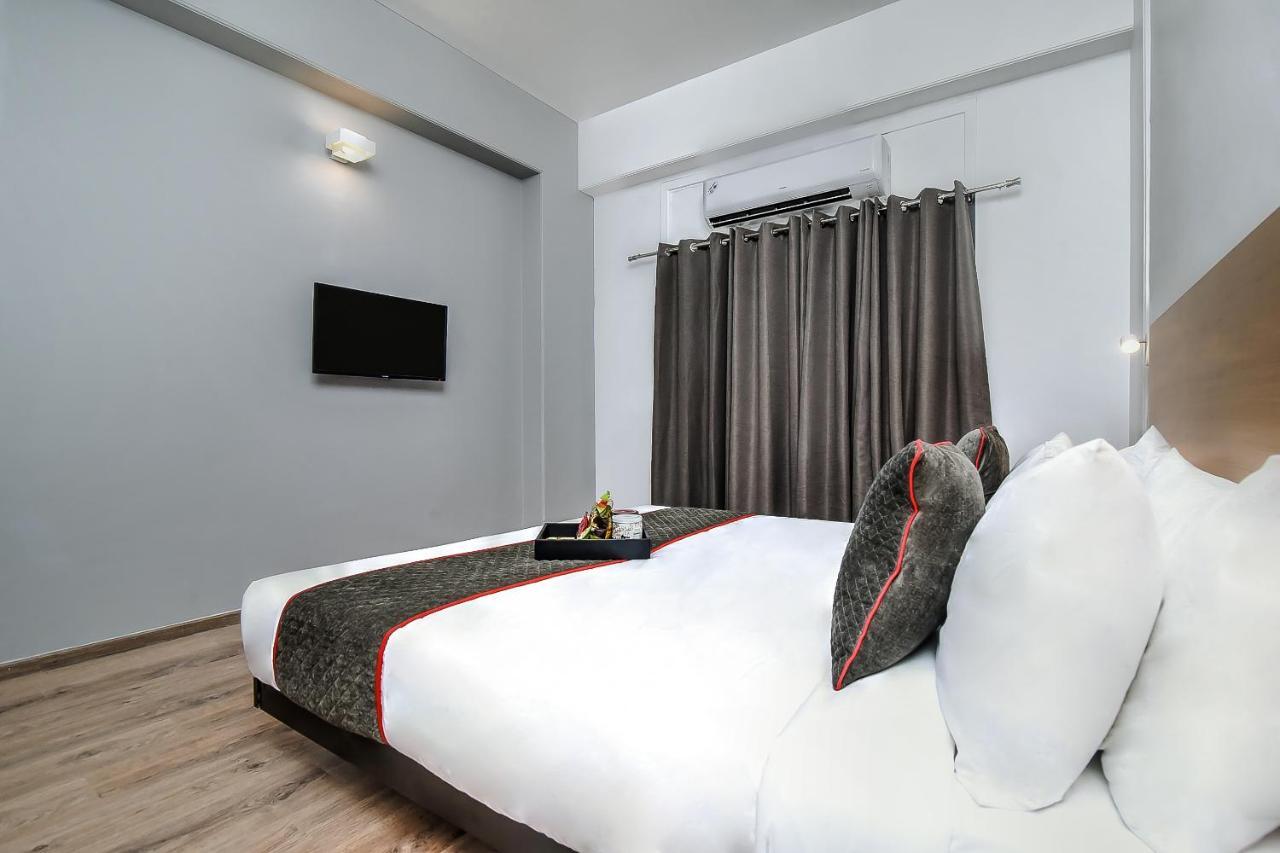Oyo Townhouse 044 Sector 14 Gurugram Hotel Gurgaon Luaran gambar