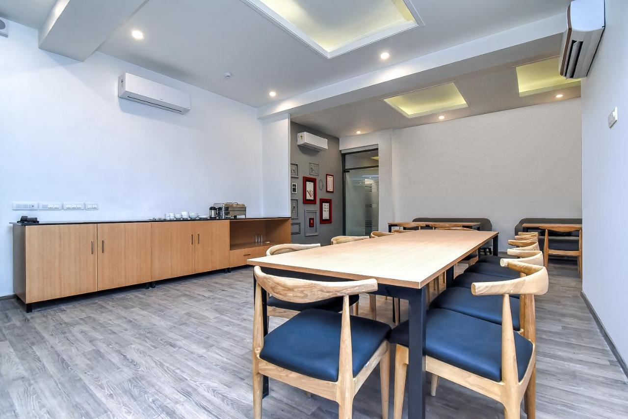 Oyo Townhouse 044 Sector 14 Gurugram Hotel Gurgaon Luaran gambar