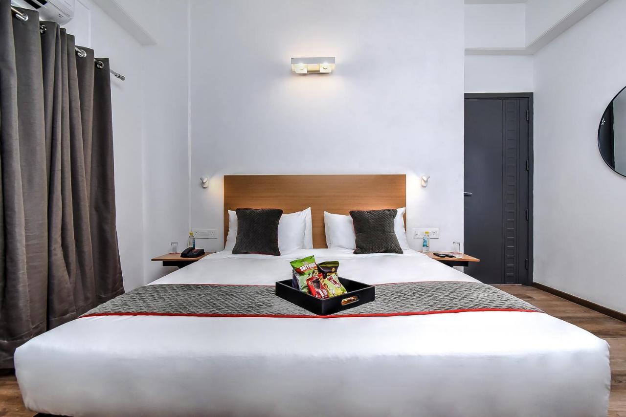 Oyo Townhouse 044 Sector 14 Gurugram Hotel Gurgaon Luaran gambar