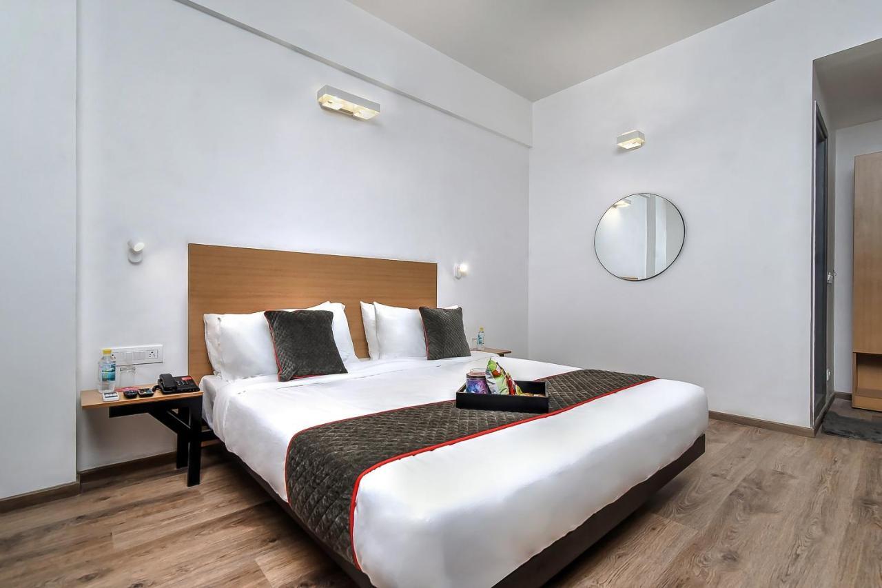 Oyo Townhouse 044 Sector 14 Gurugram Hotel Gurgaon Luaran gambar