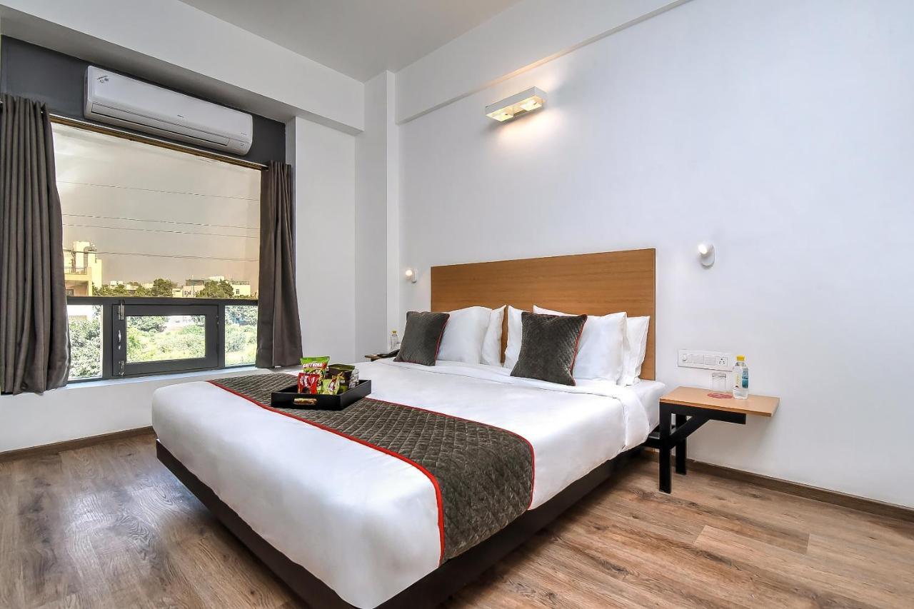 Oyo Townhouse 044 Sector 14 Gurugram Hotel Gurgaon Luaran gambar